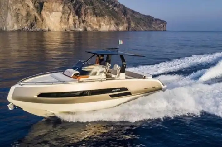 Jet 7 Yacht confie les unit�s Invictus � notre chantier naval � Mandelieu